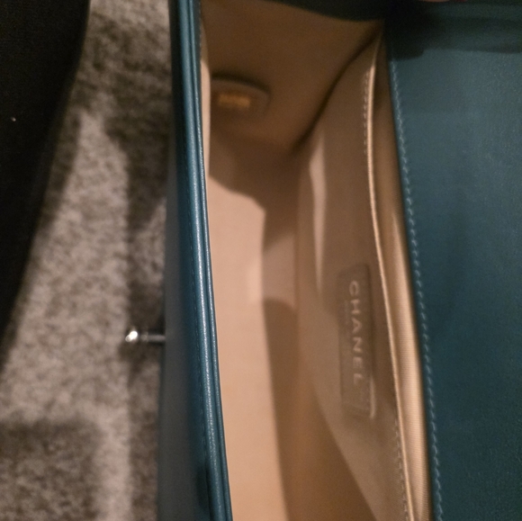 Chanel Boy bag in chevron quilted leather with silver - Picture 5 of 5